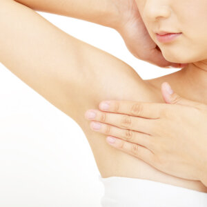 脇肉がつくのはスマホが原因?自宅でできる脇肉のケア